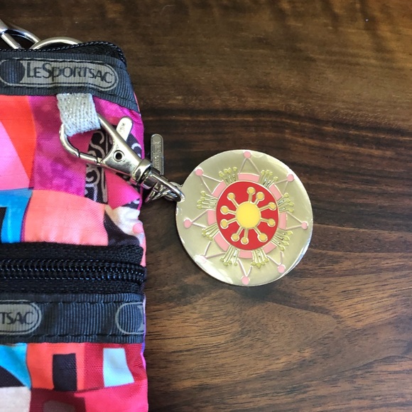 LeSportsac It’s A Small World Crossbody!! - Picture 2 of 7